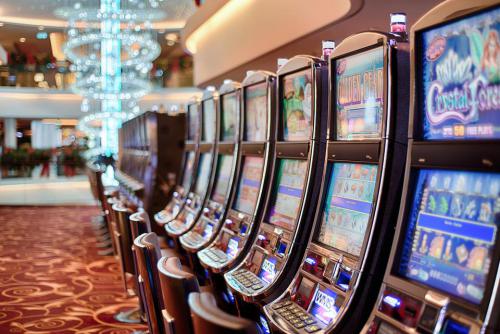 A nyerőgépek útja a bároktól az online kaszinókig