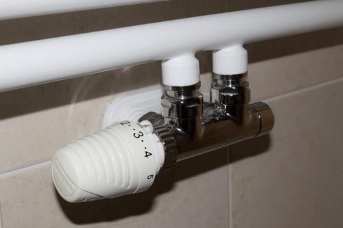 Hogyan köthető be egy radiátor a fürdőszobába házilag?